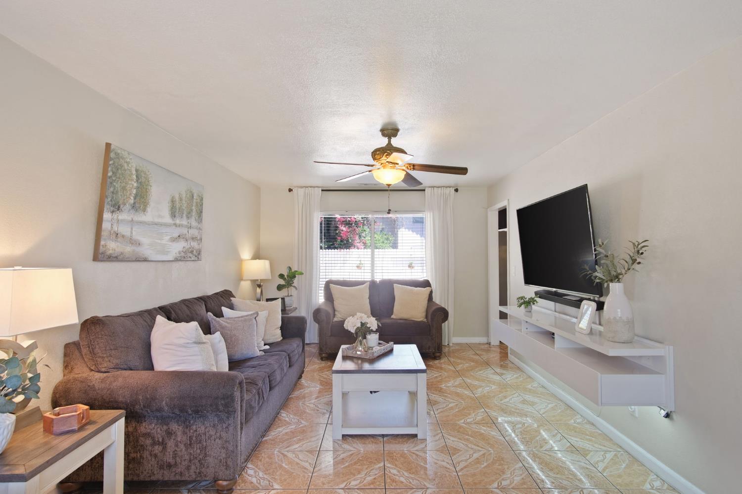 Detail Gallery Image 4 of 39 For 3009 Glen Grove Ct, Ceres,  CA 95307 - 5 Beds | 3 Baths
