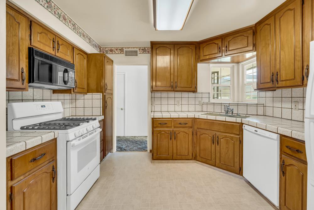 Detail Gallery Image 10 of 38 For 3709 Milton Way, North Highlands,  CA 95660 - 3 Beds | 2 Baths