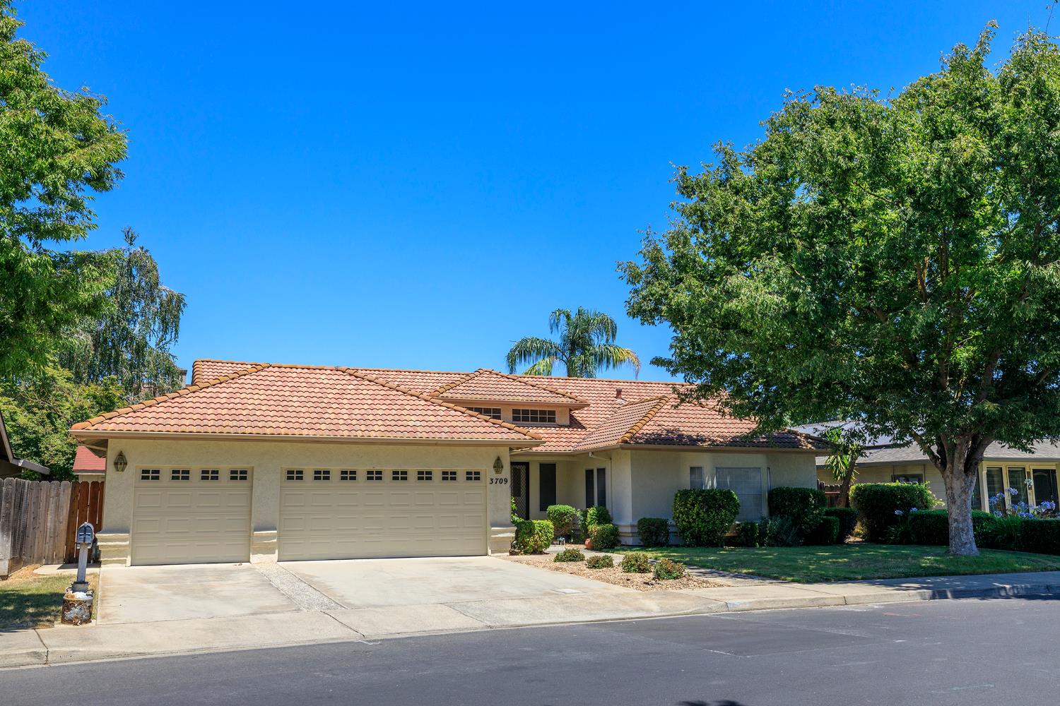 Detail Gallery Image 3 of 70 For 3709 Springcreek Dr, Modesto,  CA 95355 - 3 Beds | 2/1 Baths