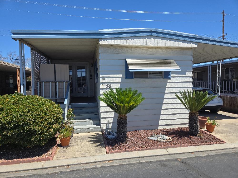 Detail Gallery Image 1 of 23 For 1400 N Tully Rd 32, Turlock,  CA 95380 - 2 Beds | 1 Baths