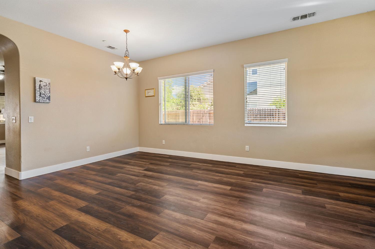 Detail Gallery Image 5 of 33 For 444 Sparrow Dr, Galt,  CA 95632 - 4 Beds | 2 Baths