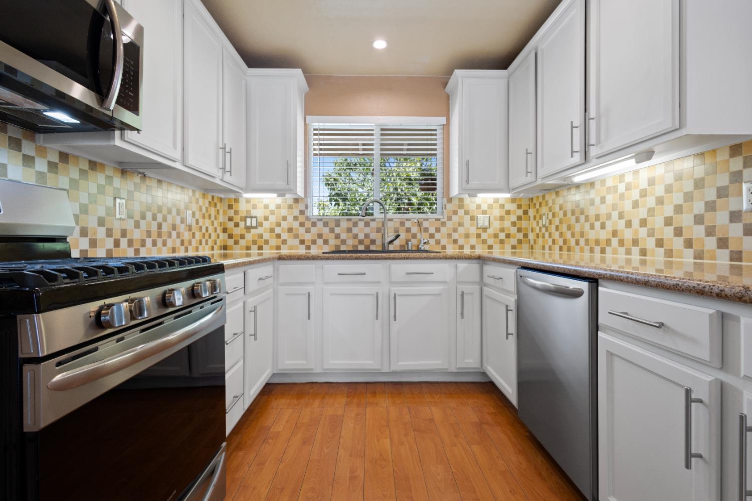 Detail Gallery Image 14 of 64 For 6732 Bismarck Dr, North Highlands,  CA 95660 - 5 Beds | 2/1 Baths