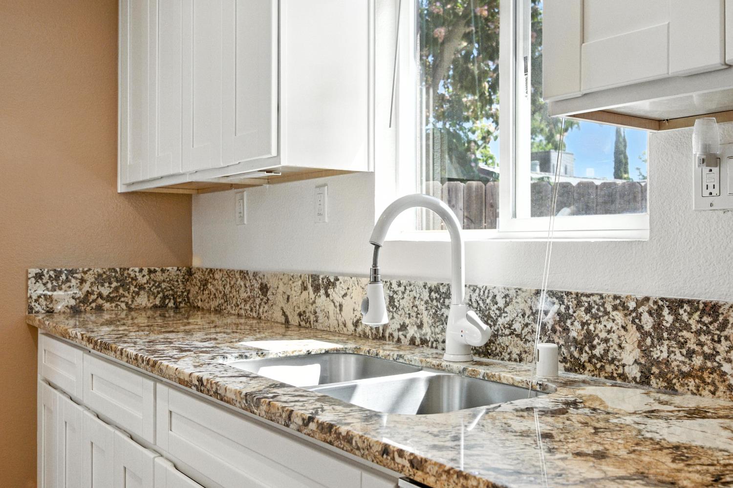 Detail Gallery Image 8 of 49 For 6147 Orsi Cir, Carmichael,  CA 95608 - 4 Beds | 2/1 Baths