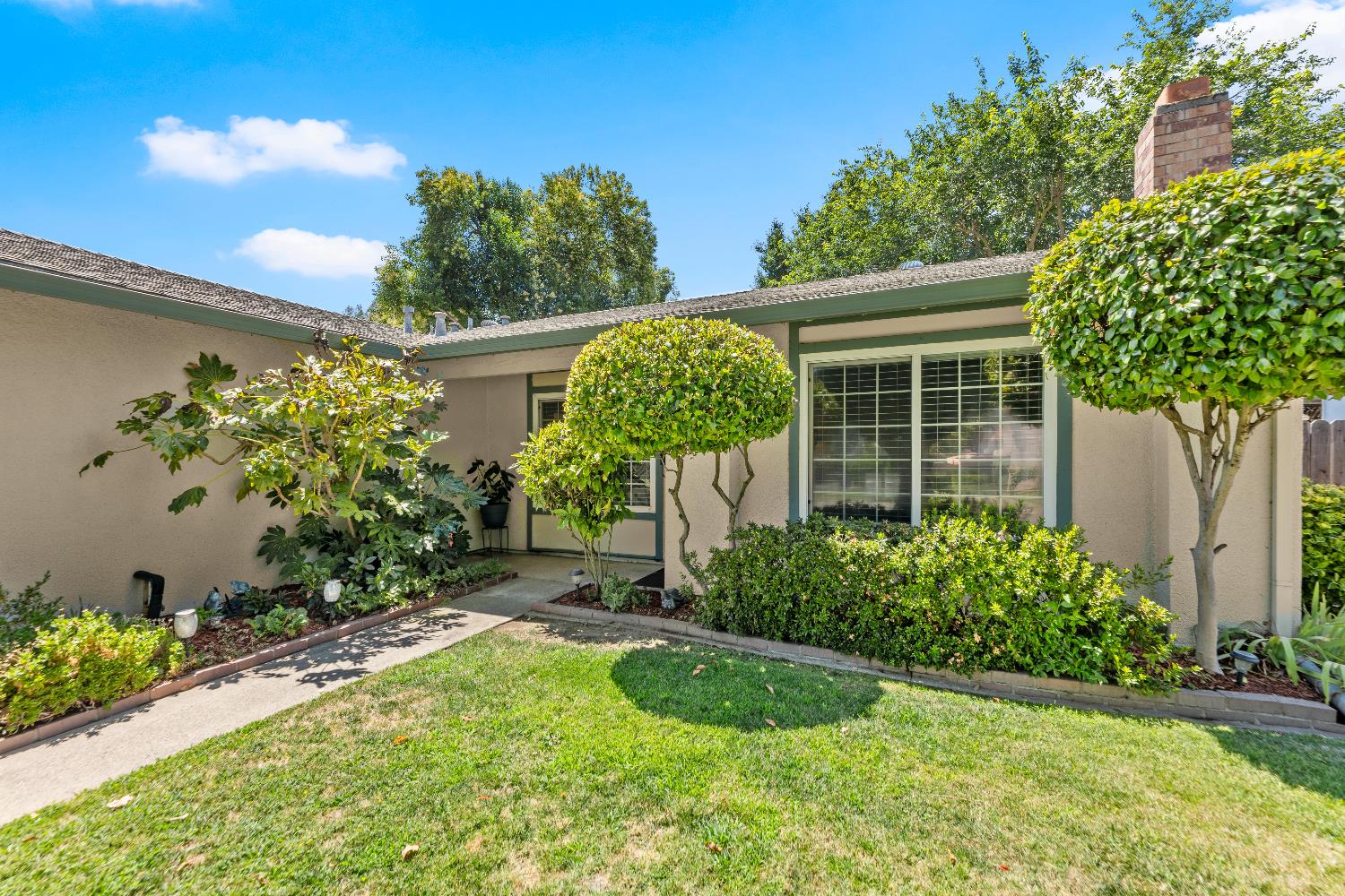 Detail Gallery Image 4 of 39 For 8852 Salmon Falls Dr, Sacramento,  CA 95826 - 3 Beds | 2 Baths