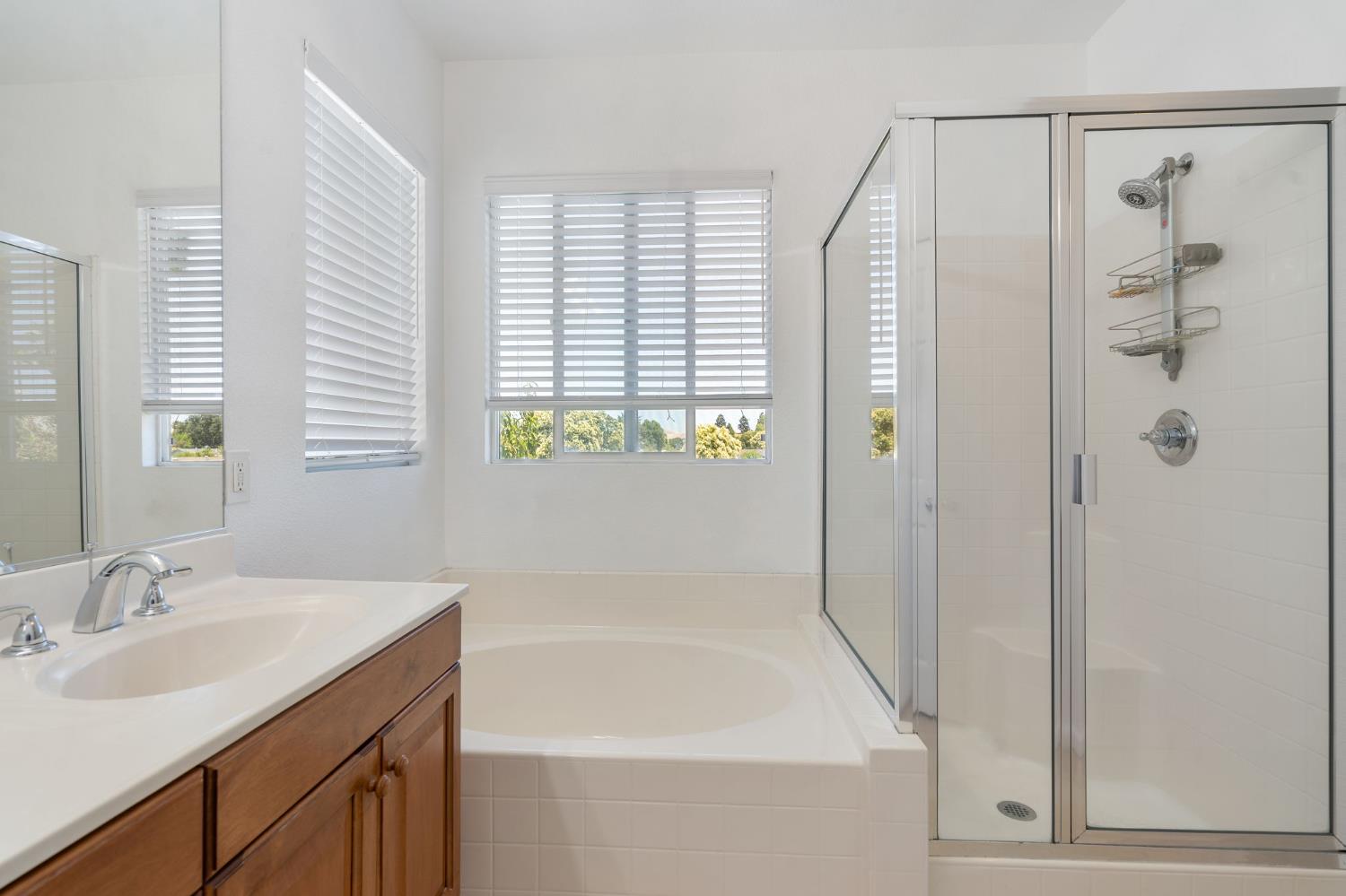 Detail Gallery Image 12 of 18 For 1086 Azalea Ln, Concord,  CA 94520 - 4 Beds | 2/1 Baths