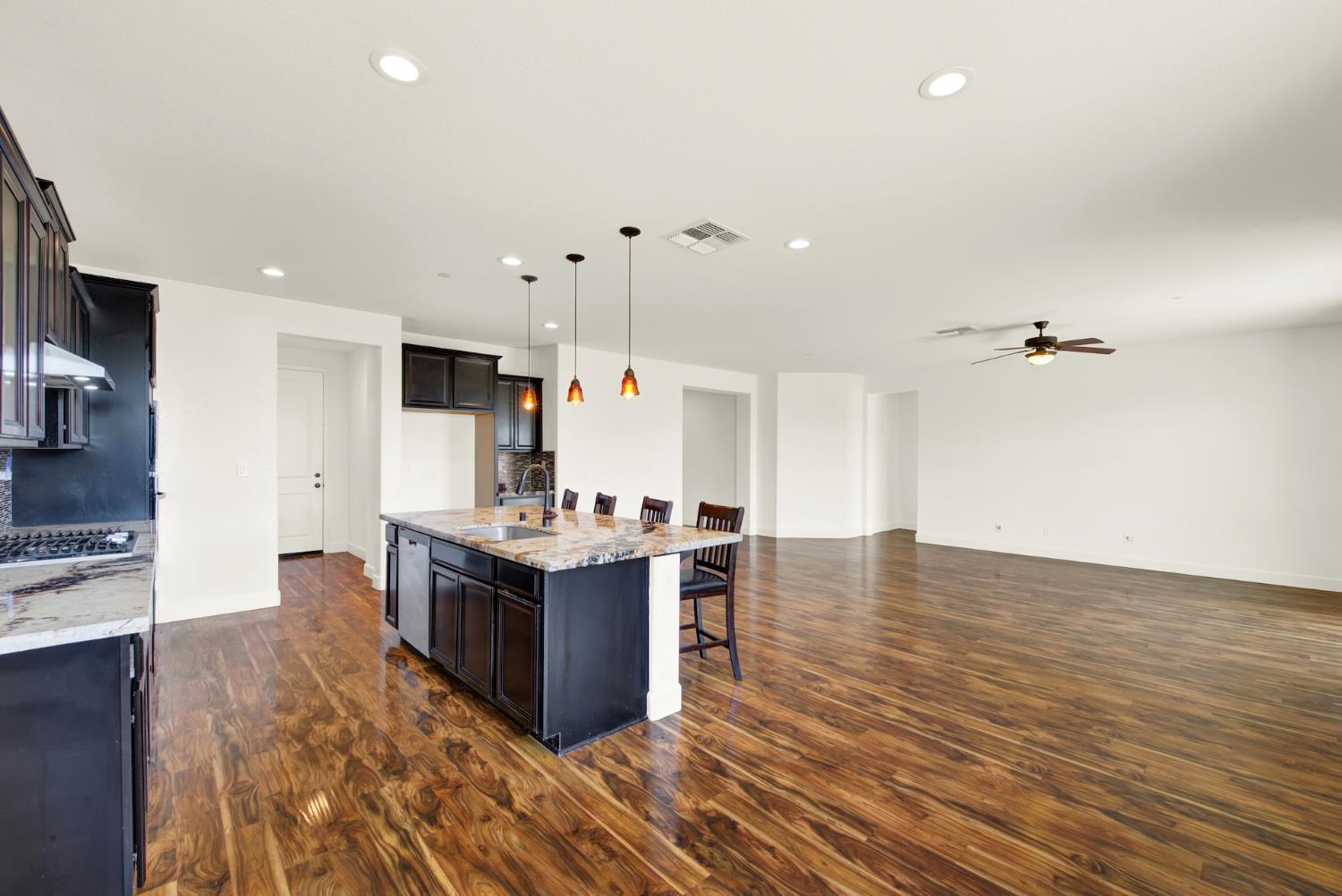 Detail Gallery Image 34 of 72 For 2200 Russell Cir, Woodland,  CA 95776 - 3 Beds | 2/1 Baths