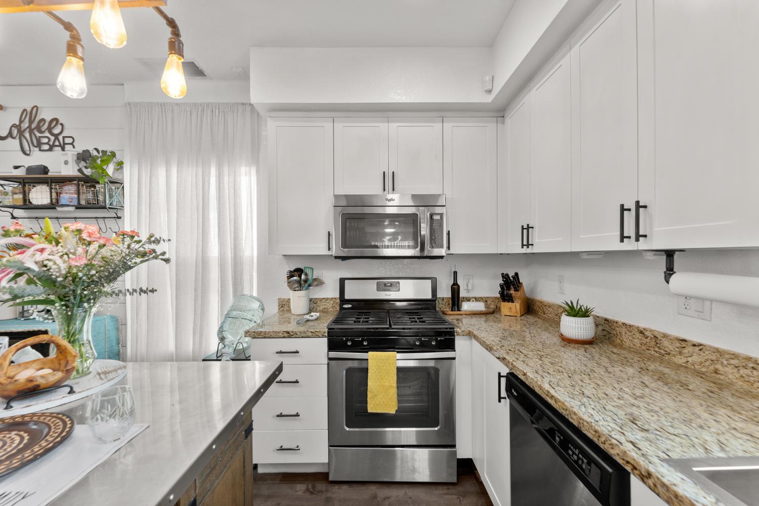 Detail Gallery Image 12 of 63 For 3641 5th Ave, Sacramento,  CA 95817 - 3 Beds | 1/1 Baths