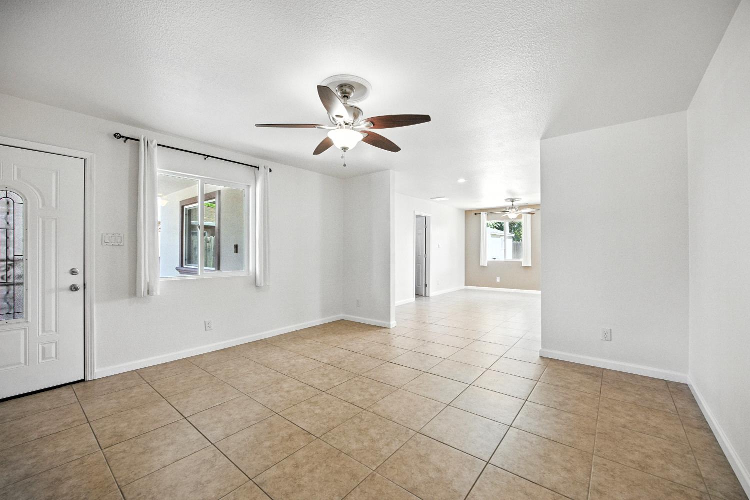 Detail Gallery Image 3 of 49 For 6147 Orsi Cir, Carmichael,  CA 95608 - 4 Beds | 2/1 Baths