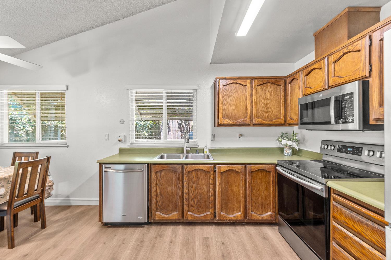 Detail Gallery Image 10 of 39 For 8852 Salmon Falls Dr, Sacramento,  CA 95826 - 3 Beds | 2 Baths