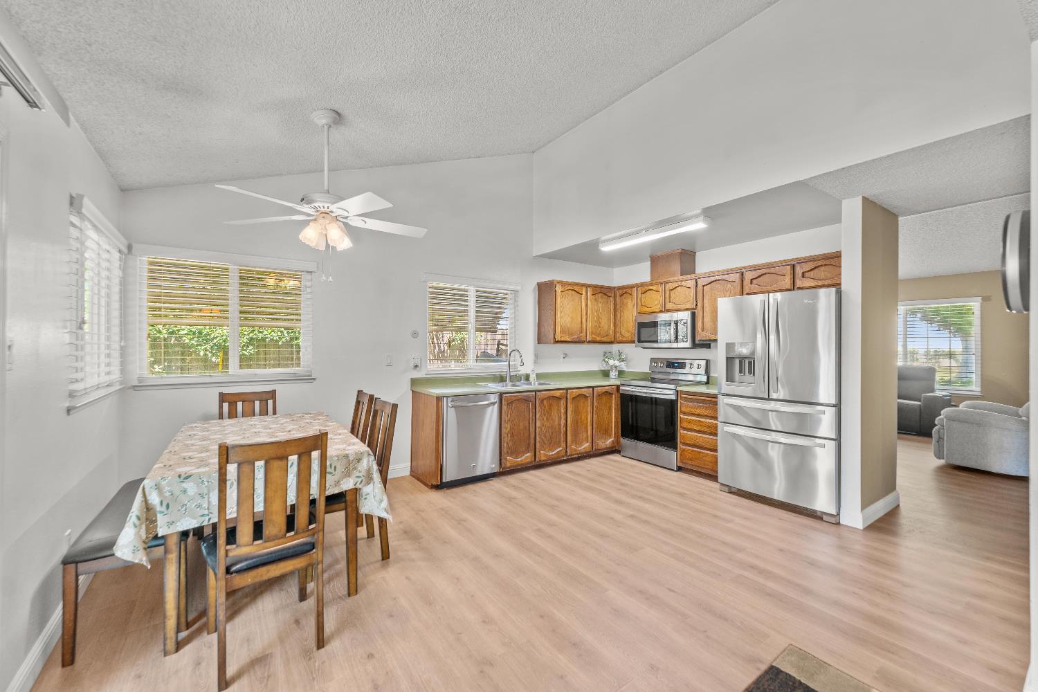 Detail Gallery Image 9 of 39 For 8852 Salmon Falls Dr, Sacramento,  CA 95826 - 3 Beds | 2 Baths