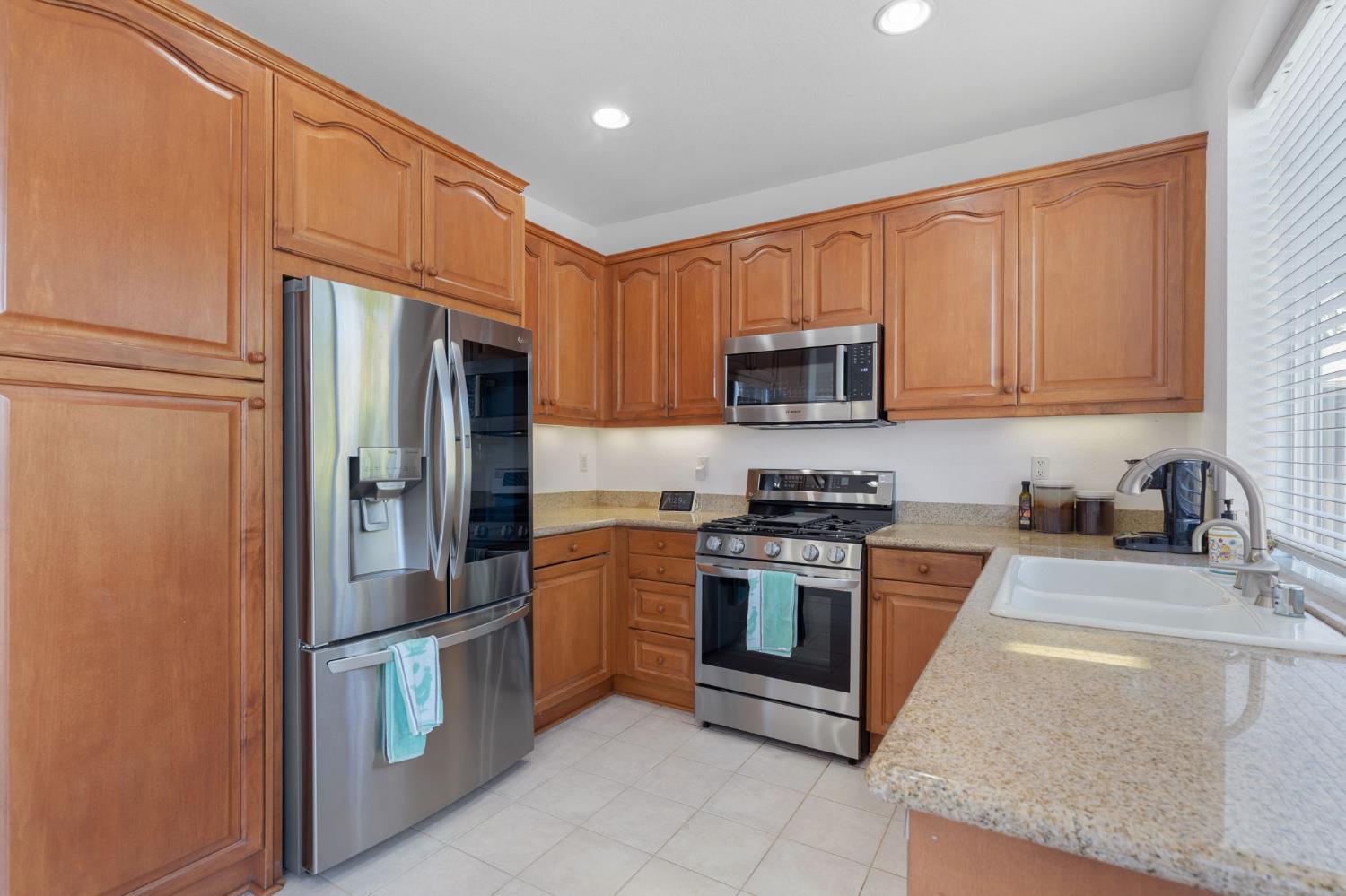 Detail Gallery Image 7 of 18 For 1086 Azalea Ln, Concord,  CA 94520 - 4 Beds | 2/1 Baths