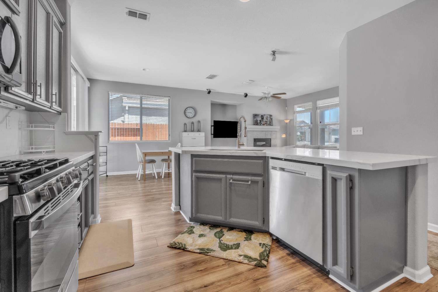 Detail Gallery Image 9 of 33 For 10451 Canadeo Cir, Elk Grove,  CA 95757 - 3 Beds | 2 Baths