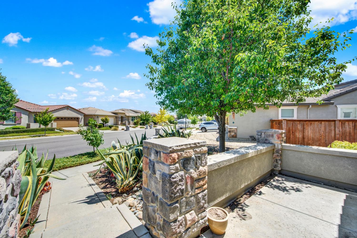 Detail Gallery Image 4 of 72 For 2200 Russell Cir, Woodland,  CA 95776 - 3 Beds | 2/1 Baths