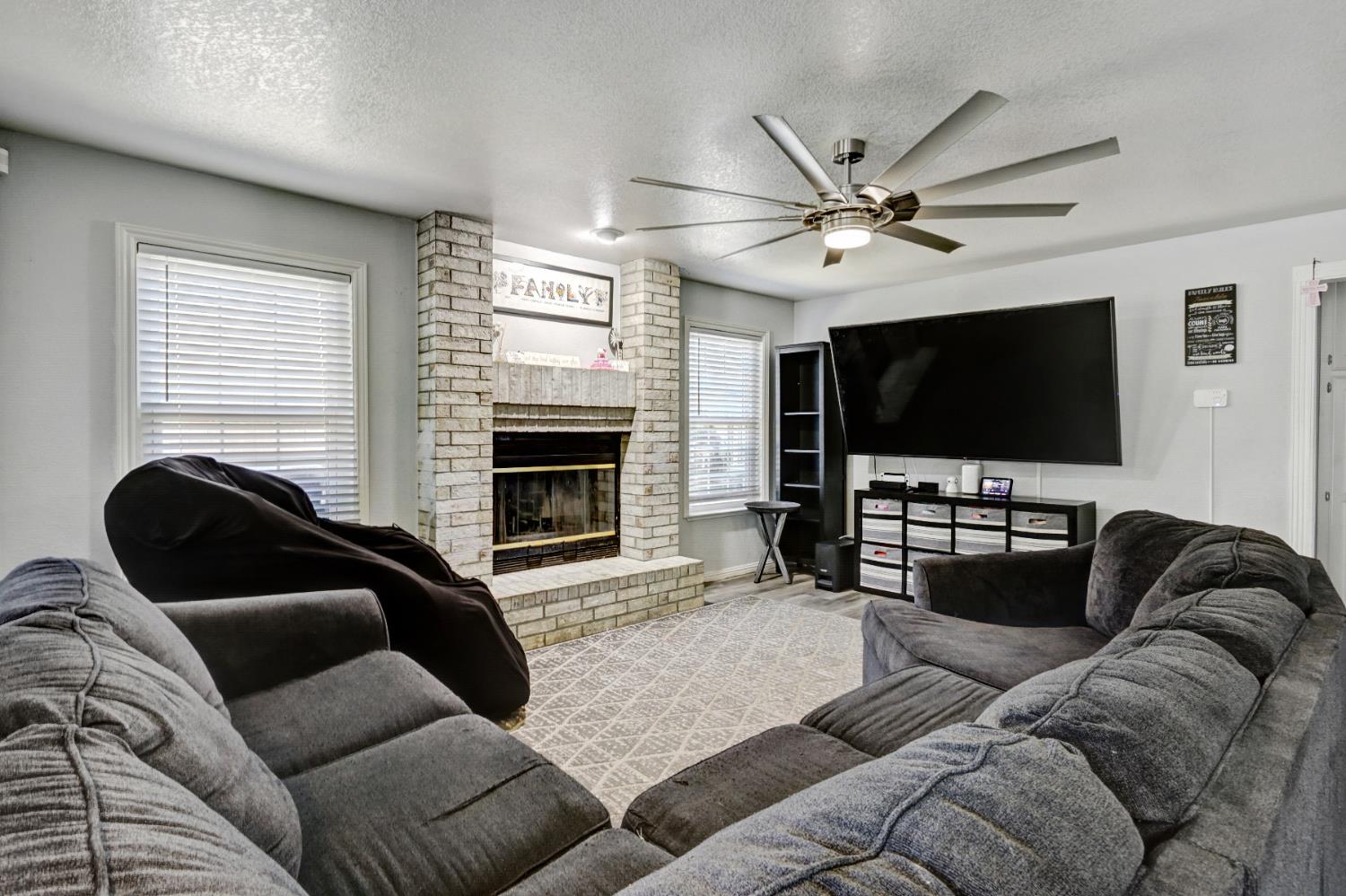 Detail Gallery Image 13 of 37 For 8916 Hollowstone Way, Sacramento,  CA 95828 - 4 Beds | 4 Baths