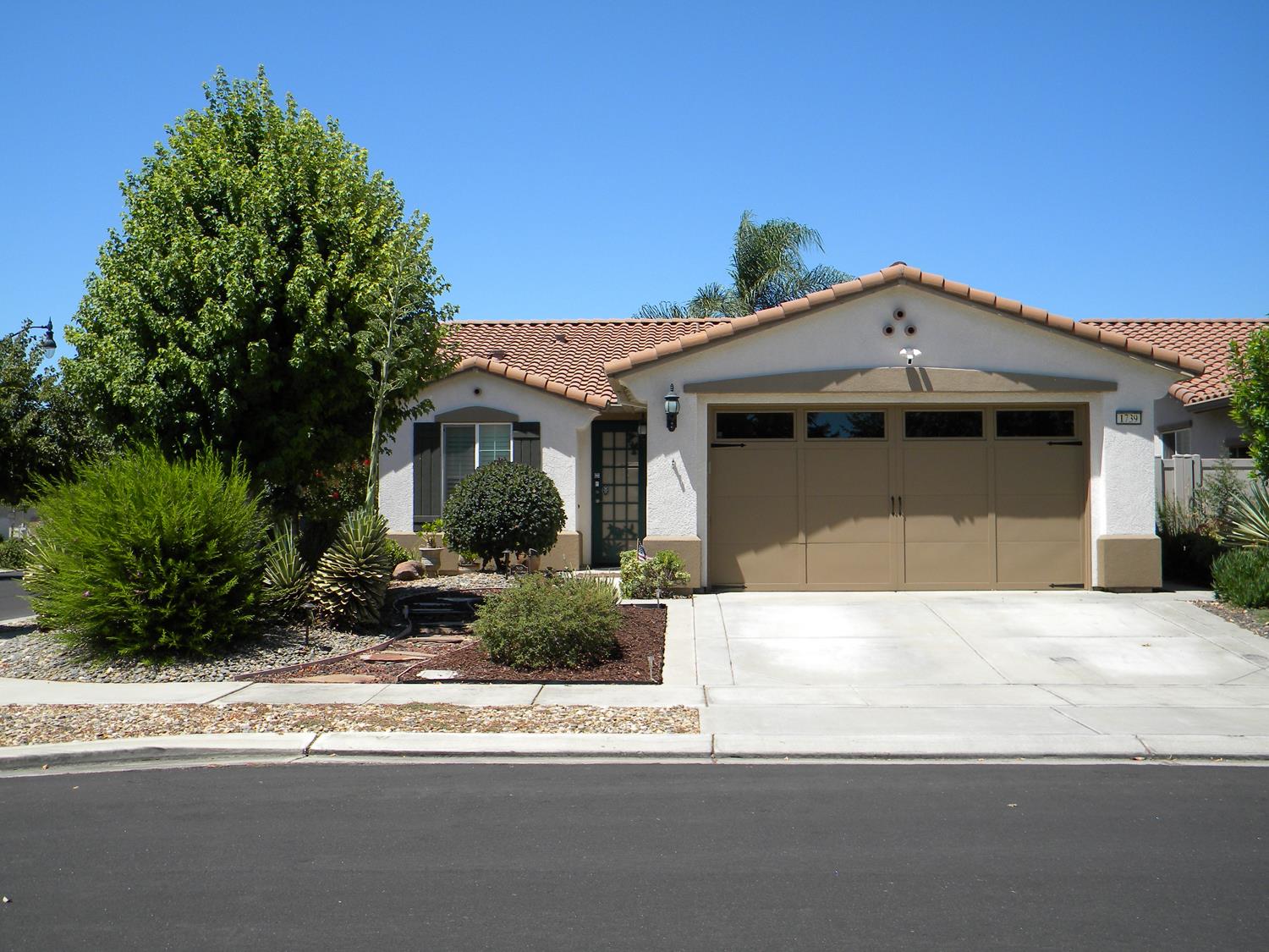 Detail Gallery Image 1 of 21 For 1739 Glenoaks St, Manteca,  CA 95336 - 2 Beds | 2 Baths