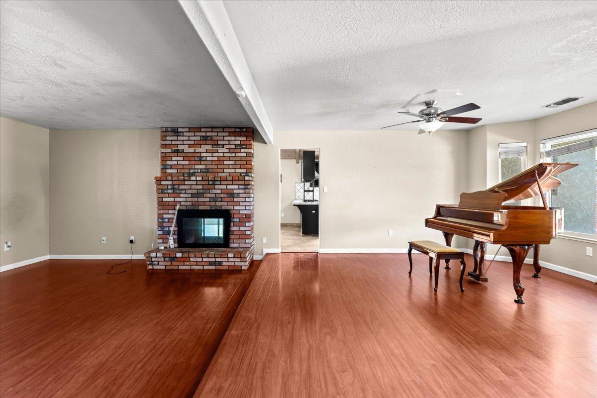 Detail Gallery Image 5 of 34 For 1300 Grover Dr, Modesto,  CA 95351 - 3 Beds | 2/1 Baths