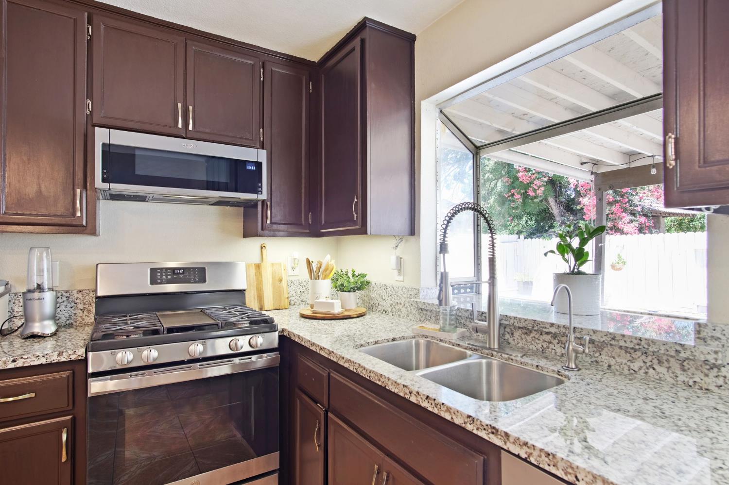 Detail Gallery Image 10 of 39 For 3009 Glen Grove Ct, Ceres,  CA 95307 - 5 Beds | 3 Baths