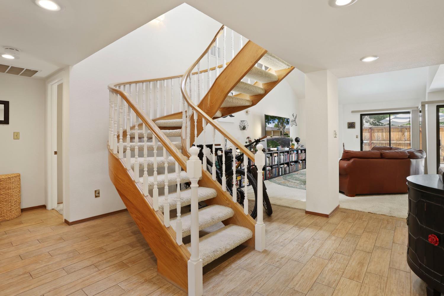 Detail Gallery Image 5 of 42 For 9105 Westcliff Ln, Fair Oaks,  CA 95628 - 3 Beds | 2/1 Baths
