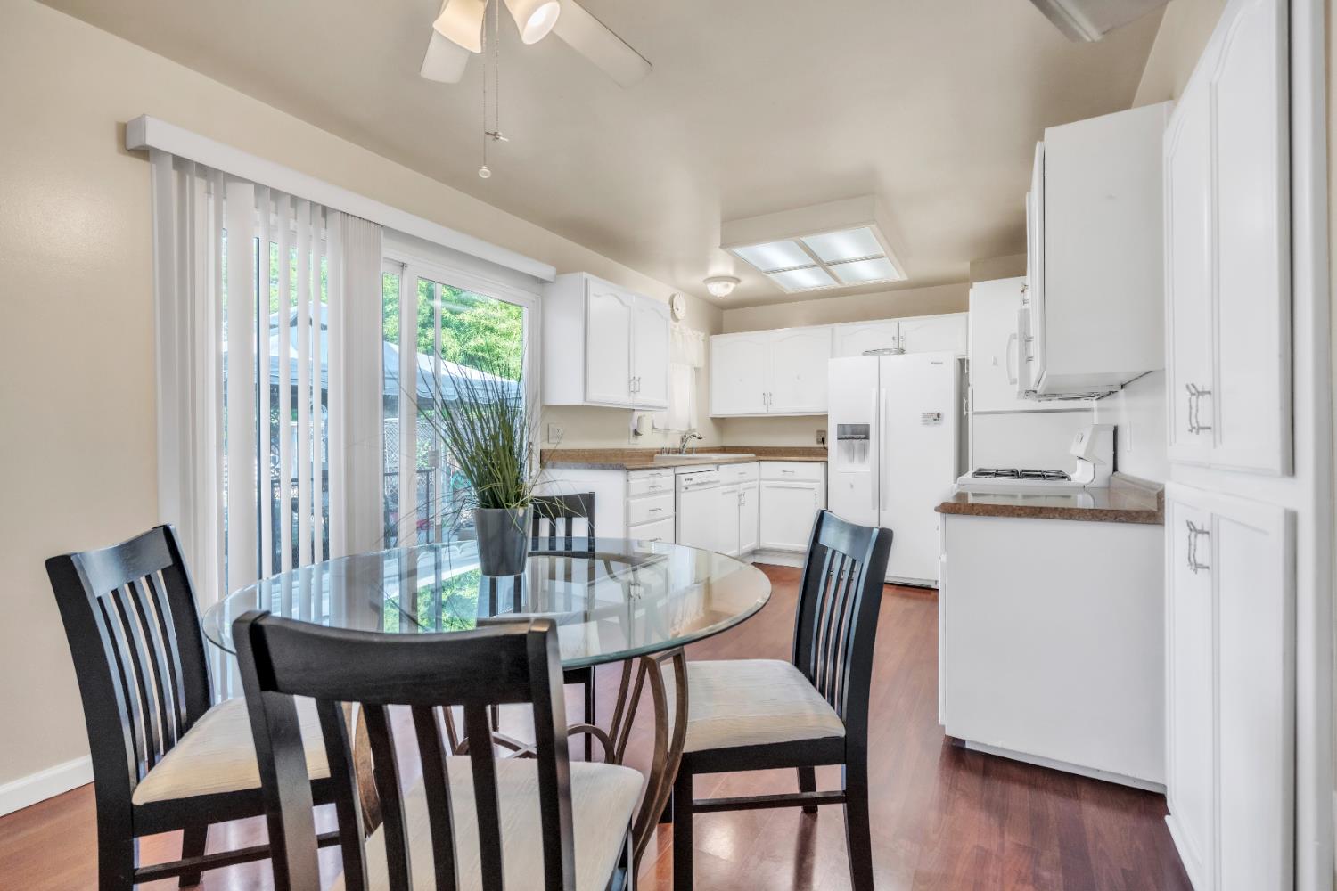 Detail Gallery Image 8 of 33 For 8888 Tahiti Ct, Orangevale,  CA 95662 - 4 Beds | 2 Baths