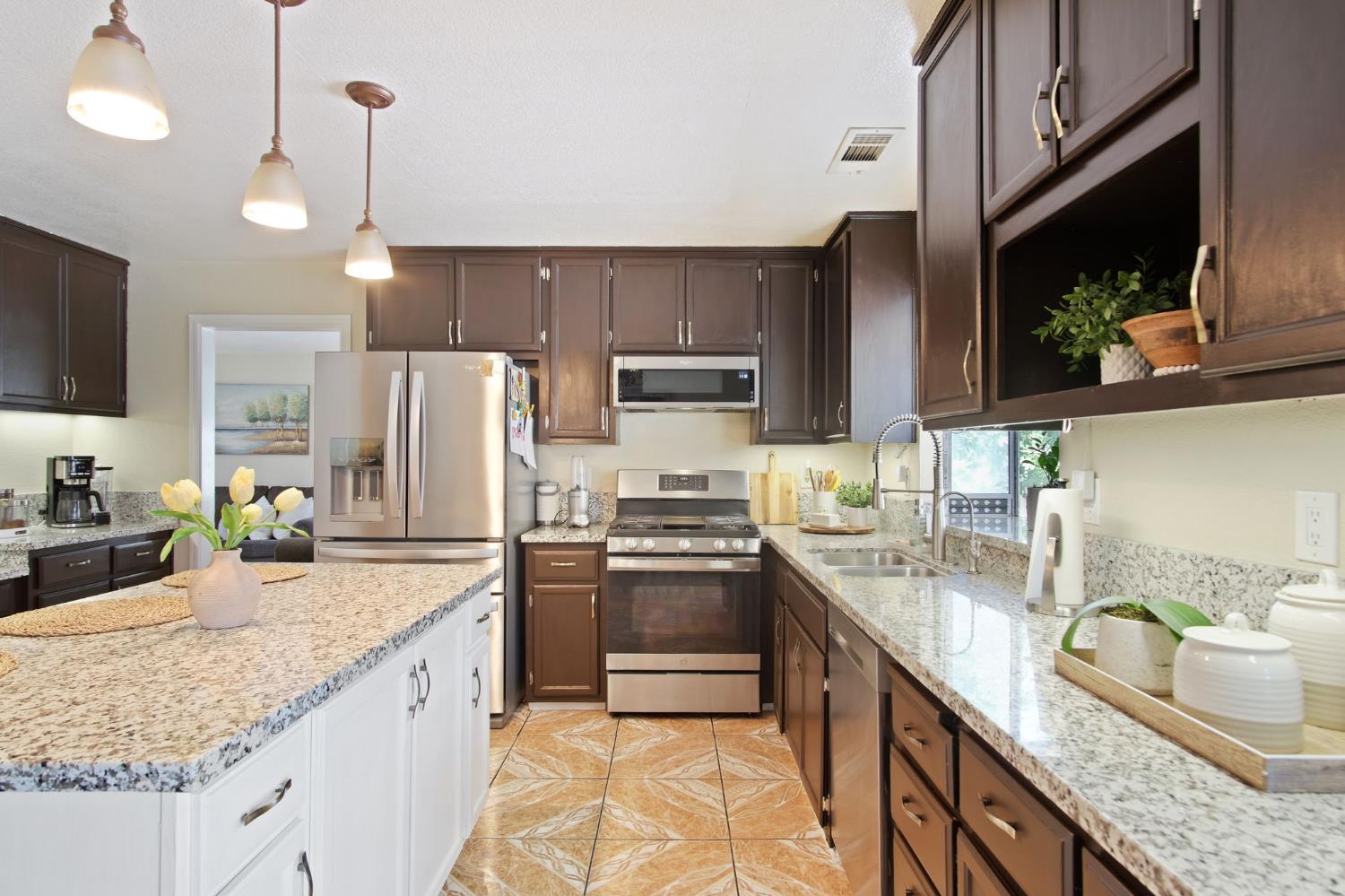 Detail Gallery Image 9 of 39 For 3009 Glen Grove Ct, Ceres,  CA 95307 - 5 Beds | 3 Baths