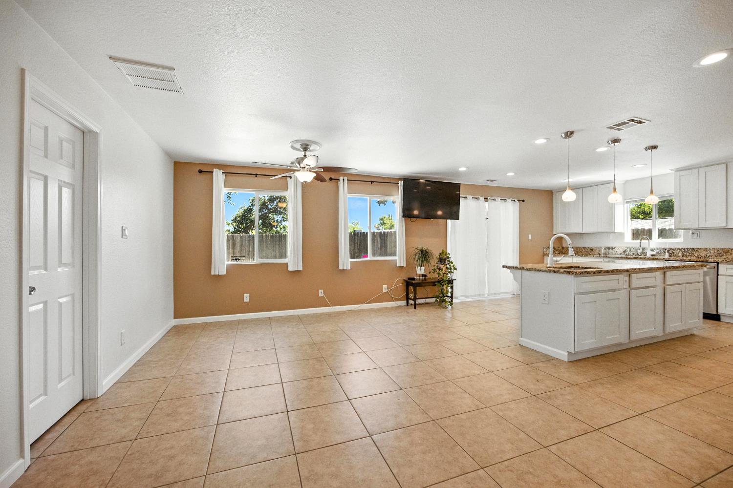 Detail Gallery Image 12 of 49 For 6147 Orsi Cir, Carmichael,  CA 95608 - 4 Beds | 2/1 Baths