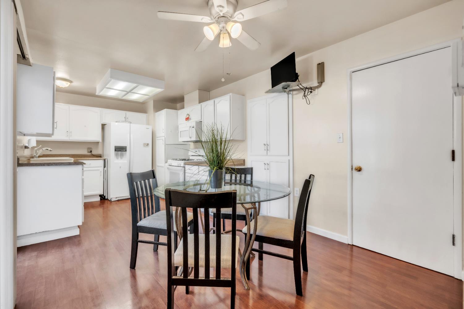 Detail Gallery Image 9 of 33 For 8888 Tahiti Ct, Orangevale,  CA 95662 - 4 Beds | 2 Baths
