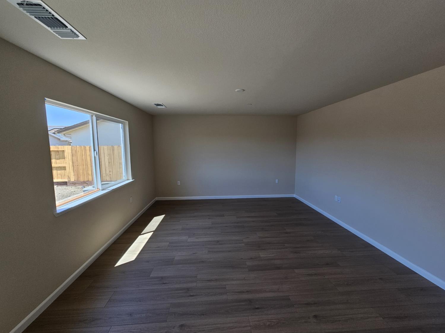Detail Gallery Image 6 of 16 For 908 Terranova Ct, Stockton,  CA 95204 - 4 Beds | 3 Baths