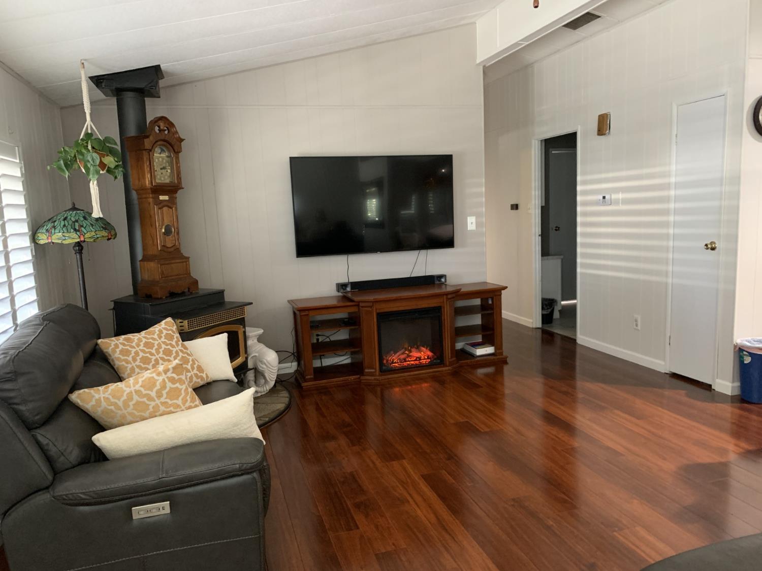 Detail Gallery Image 6 of 54 For 4901 Gardendell Rd, Sacramento,  CA 95834 - 2 Beds | 2 Baths