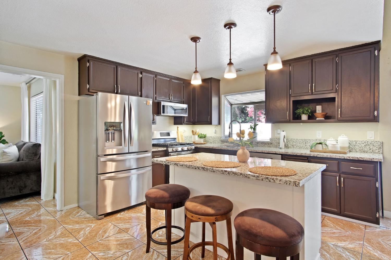 Detail Gallery Image 8 of 39 For 3009 Glen Grove Ct, Ceres,  CA 95307 - 5 Beds | 3 Baths