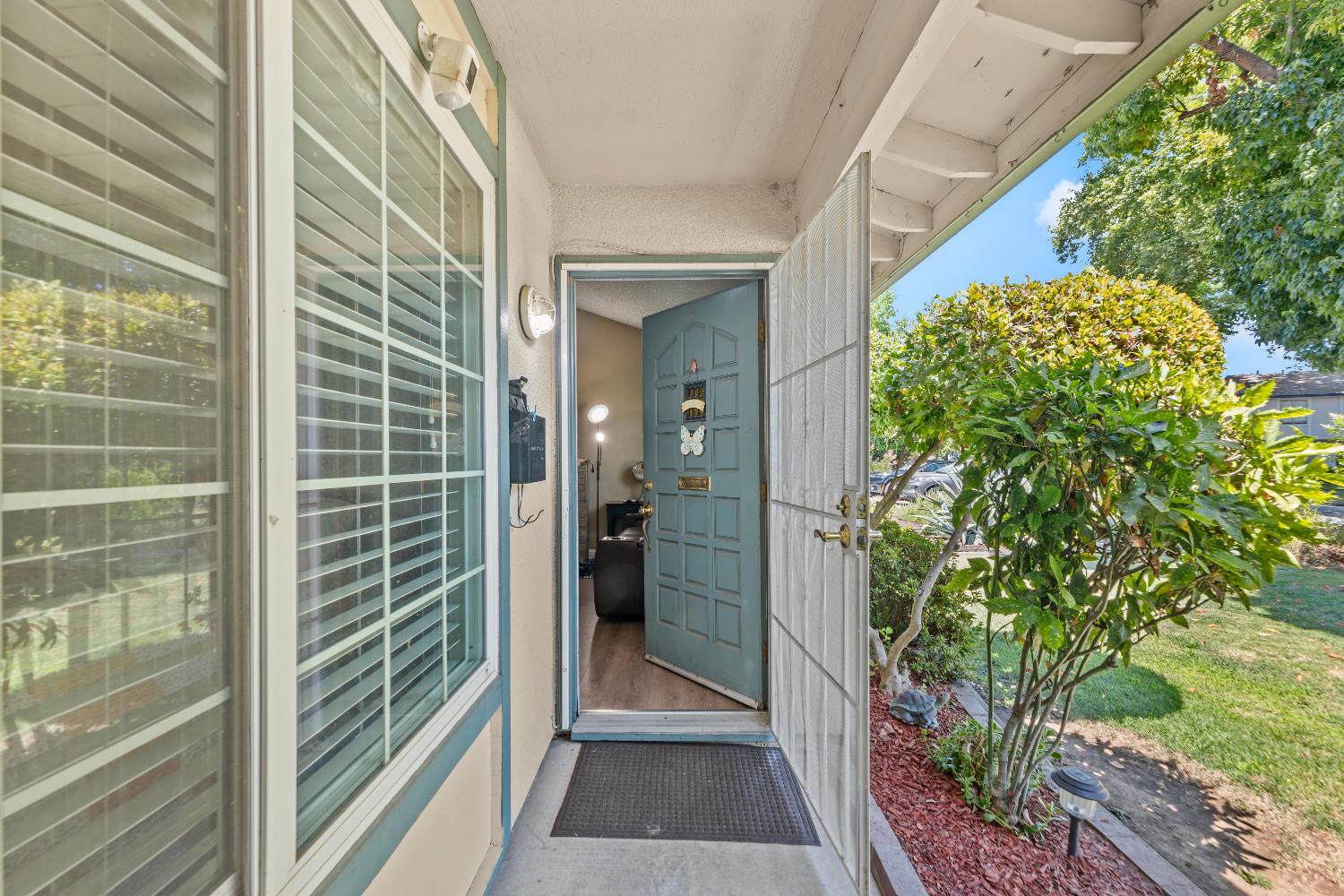 Detail Gallery Image 5 of 39 For 8852 Salmon Falls Dr, Sacramento,  CA 95826 - 3 Beds | 2 Baths
