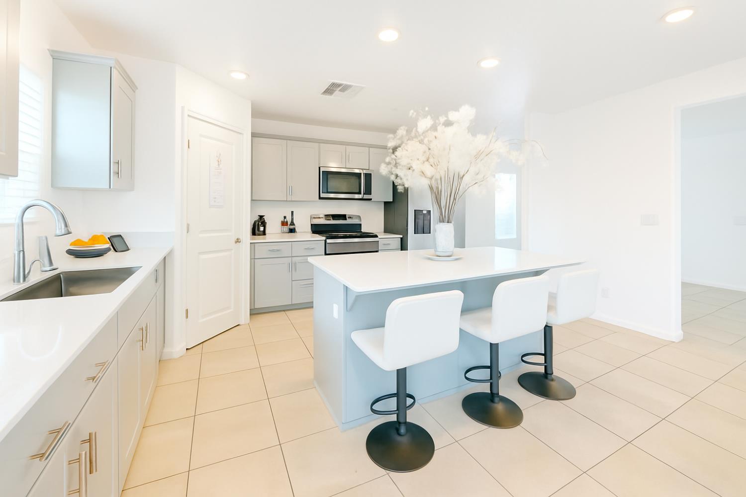 Detail Gallery Image 4 of 21 For 1775 Tomaso Ct, Los Banos,  CA 93635 - 5 Beds | 3 Baths