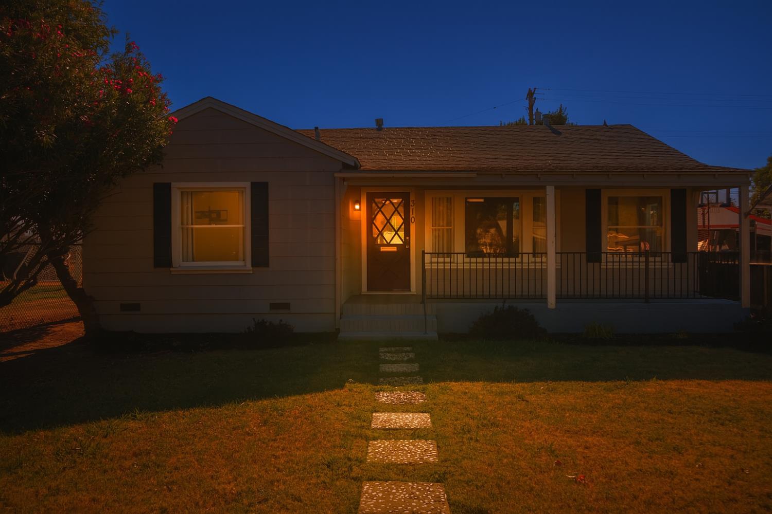 Detail Gallery Image 2 of 36 For 310 Rosina Ave, Modesto,  CA 95354 - 3 Beds | 1/1 Baths