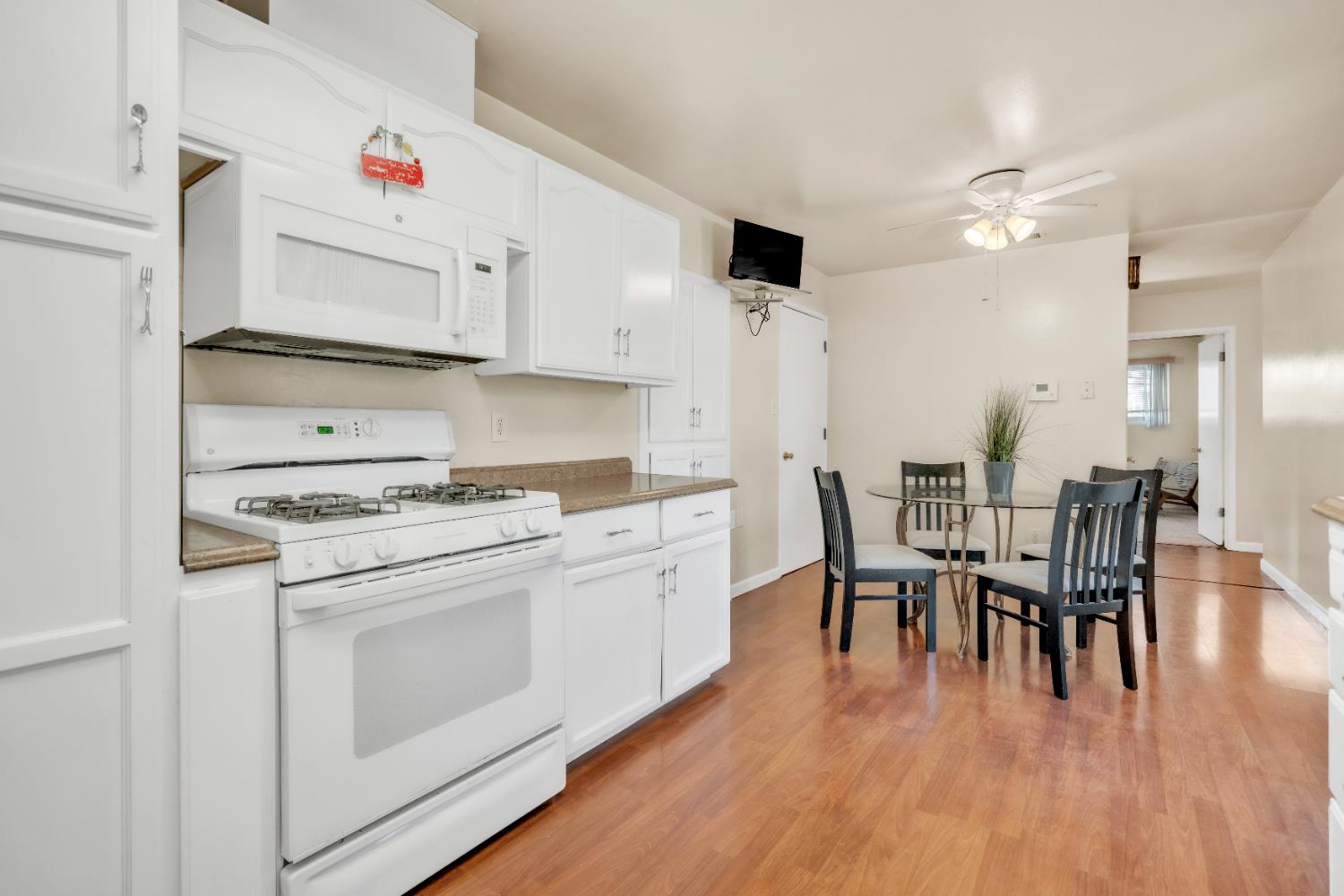 Detail Gallery Image 10 of 33 For 8888 Tahiti Ct, Orangevale,  CA 95662 - 4 Beds | 2 Baths