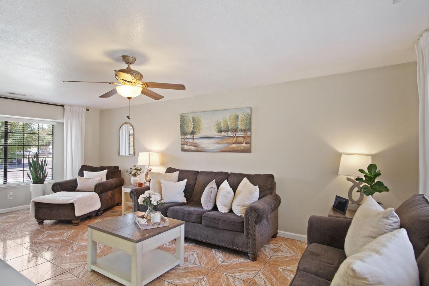Detail Gallery Image 5 of 39 For 3009 Glen Grove Ct, Ceres,  CA 95307 - 5 Beds | 3 Baths