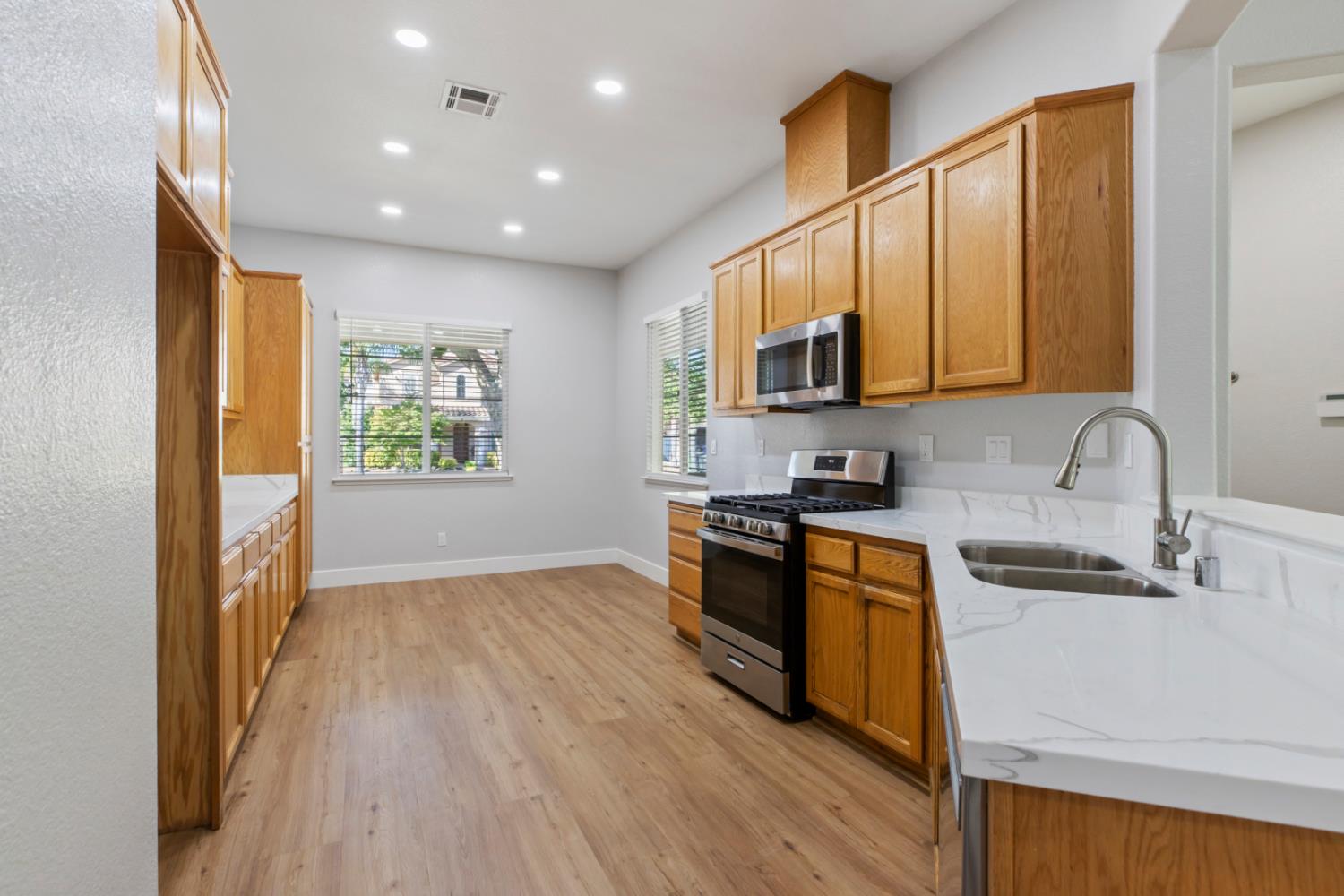 Detail Gallery Image 4 of 19 For 1659 Whispering Wind Dr, Tracy,  CA 95377 - 4 Beds | 2 Baths