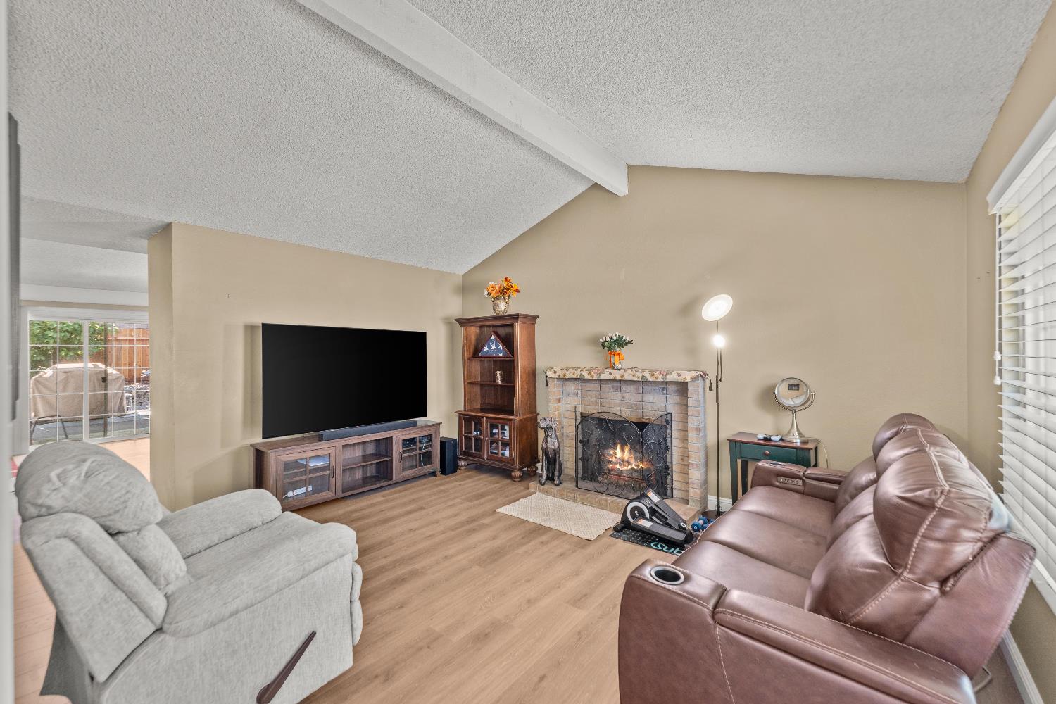 Detail Gallery Image 6 of 39 For 8852 Salmon Falls Dr, Sacramento,  CA 95826 - 3 Beds | 2 Baths