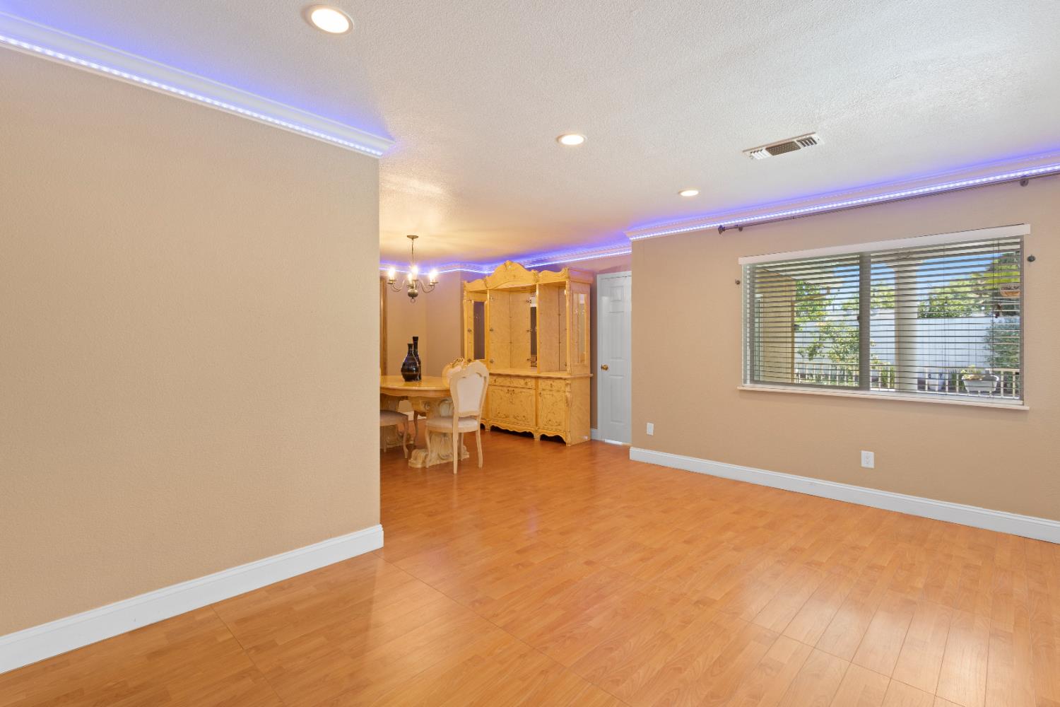 Detail Gallery Image 8 of 64 For 6732 Bismarck Dr, North Highlands,  CA 95660 - 5 Beds | 2/1 Baths