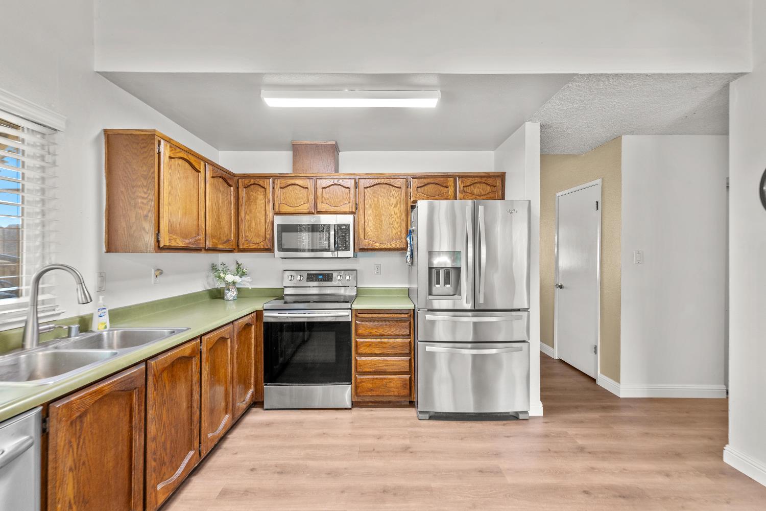 Detail Gallery Image 11 of 39 For 8852 Salmon Falls Dr, Sacramento,  CA 95826 - 3 Beds | 2 Baths
