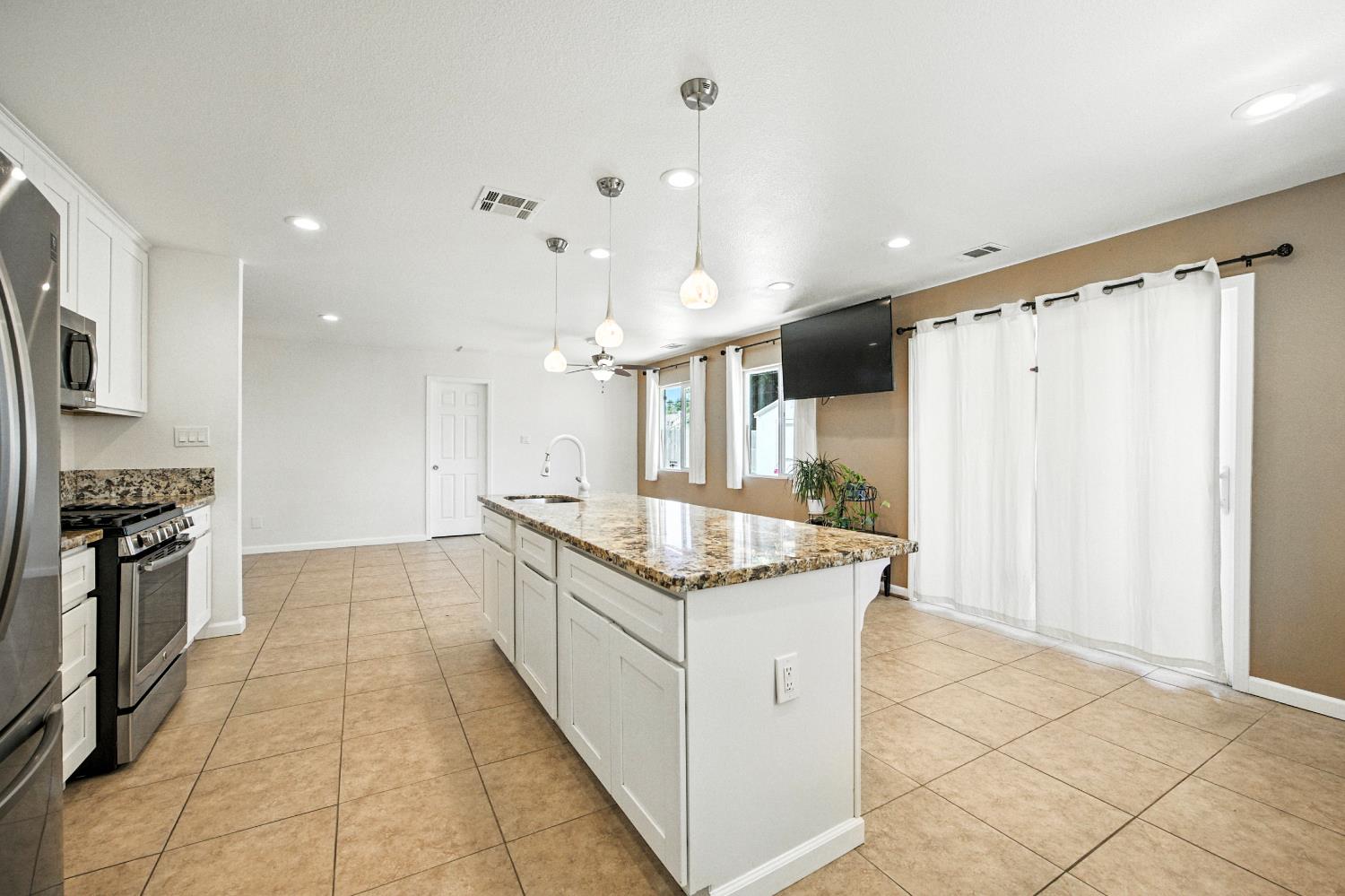 Detail Gallery Image 7 of 49 For 6147 Orsi Cir, Carmichael,  CA 95608 - 4 Beds | 2/1 Baths