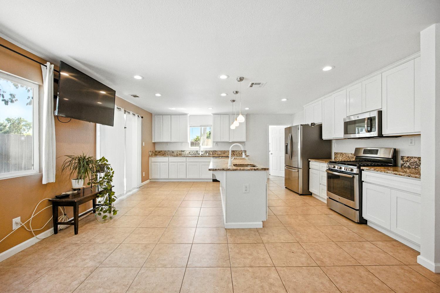 Detail Gallery Image 11 of 49 For 6147 Orsi Cir, Carmichael,  CA 95608 - 4 Beds | 2/1 Baths