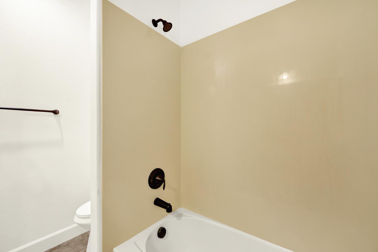 Detail Gallery Image 13 of 72 For 2200 Russell Cir, Woodland,  CA 95776 - 3 Beds | 2/1 Baths