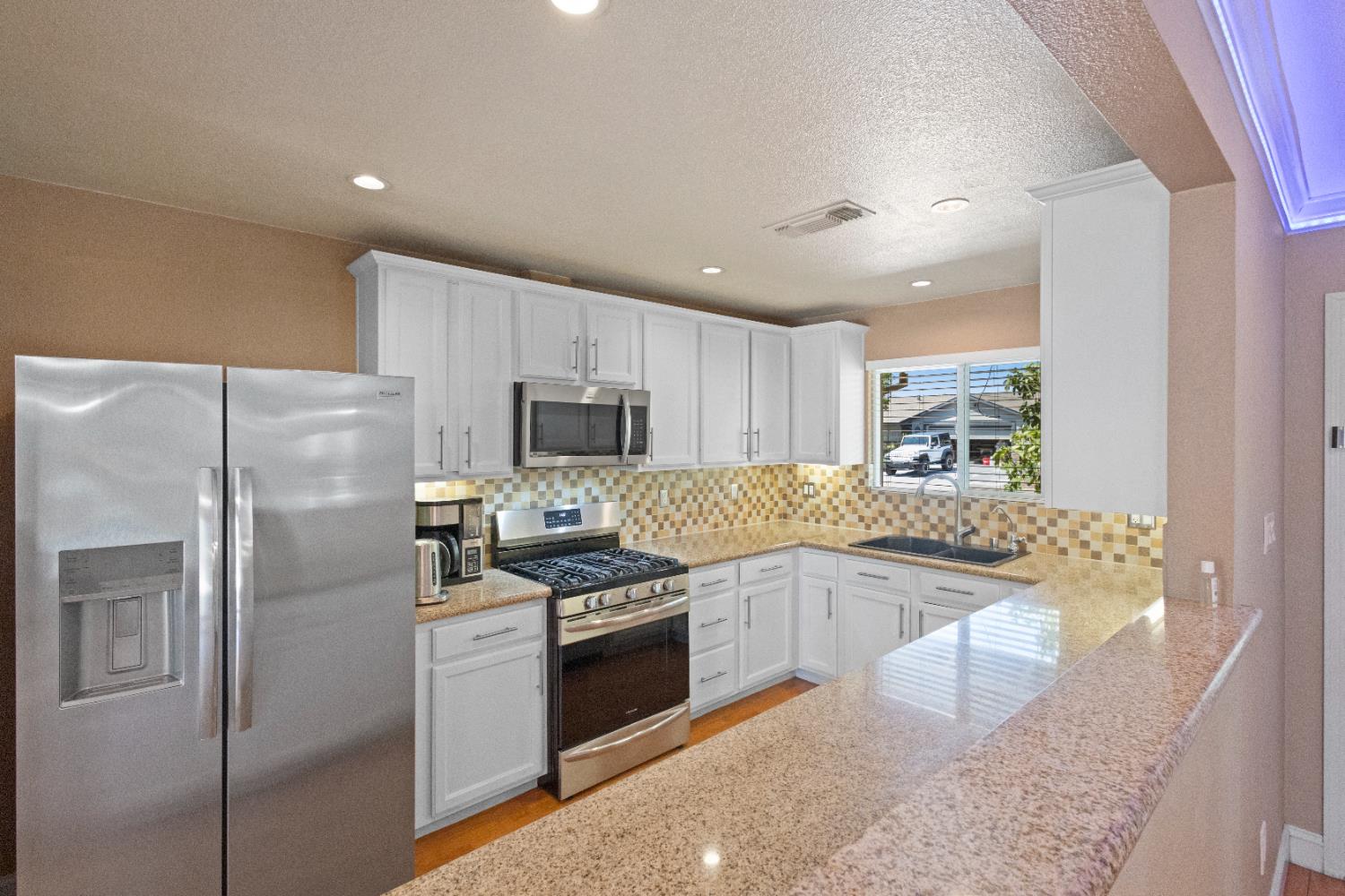 Detail Gallery Image 11 of 64 For 6732 Bismarck Dr, North Highlands,  CA 95660 - 5 Beds | 2/1 Baths