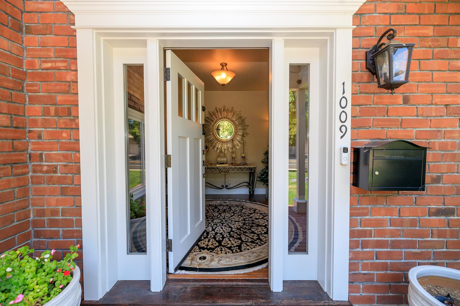 Detail Gallery Image 4 of 56 For 1009 Sycamore Ave, Modesto,  CA 95350 - 3 Beds | 2/1 Baths