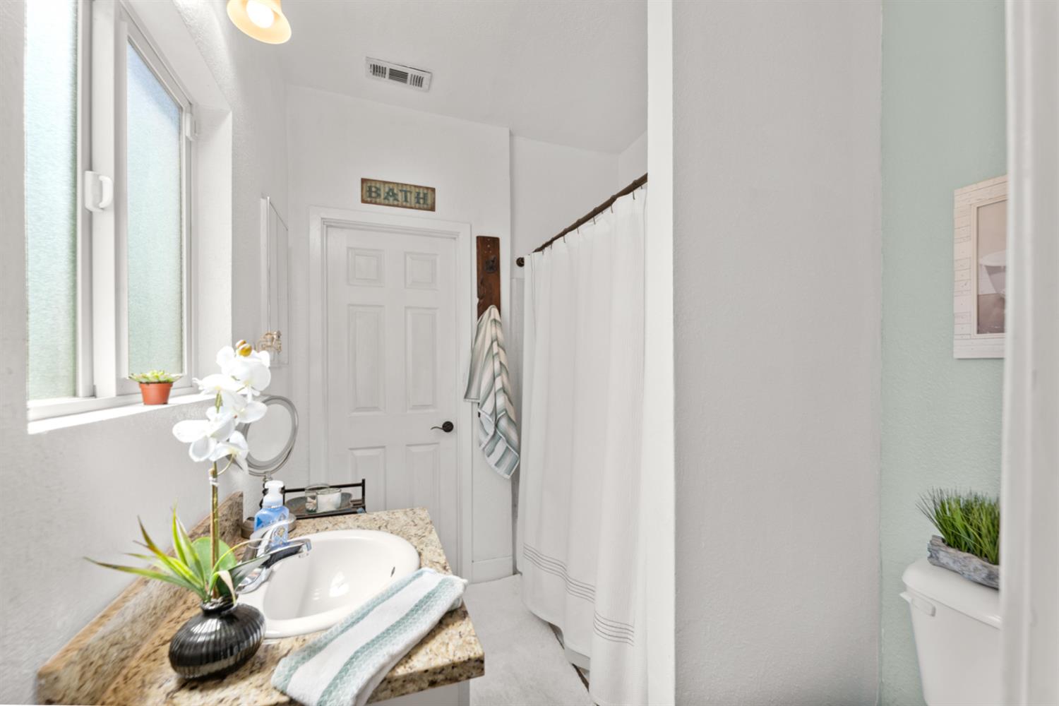 Detail Gallery Image 24 of 63 For 3641 5th Ave, Sacramento,  CA 95817 - 3 Beds | 1/1 Baths