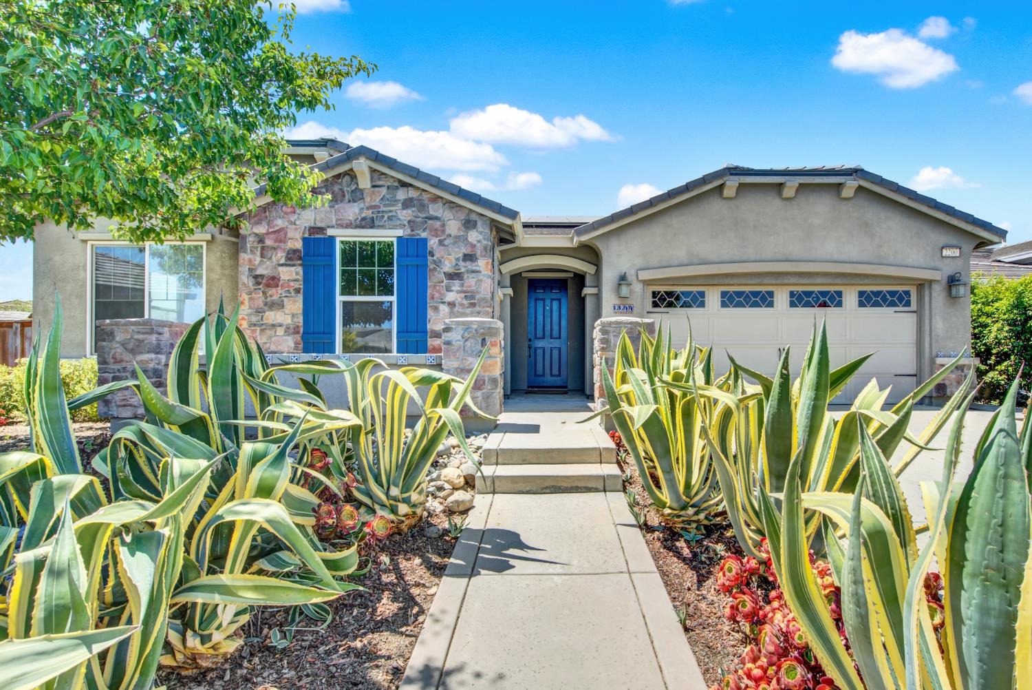 Detail Gallery Image 2 of 72 For 2200 Russell Cir, Woodland,  CA 95776 - 3 Beds | 2/1 Baths