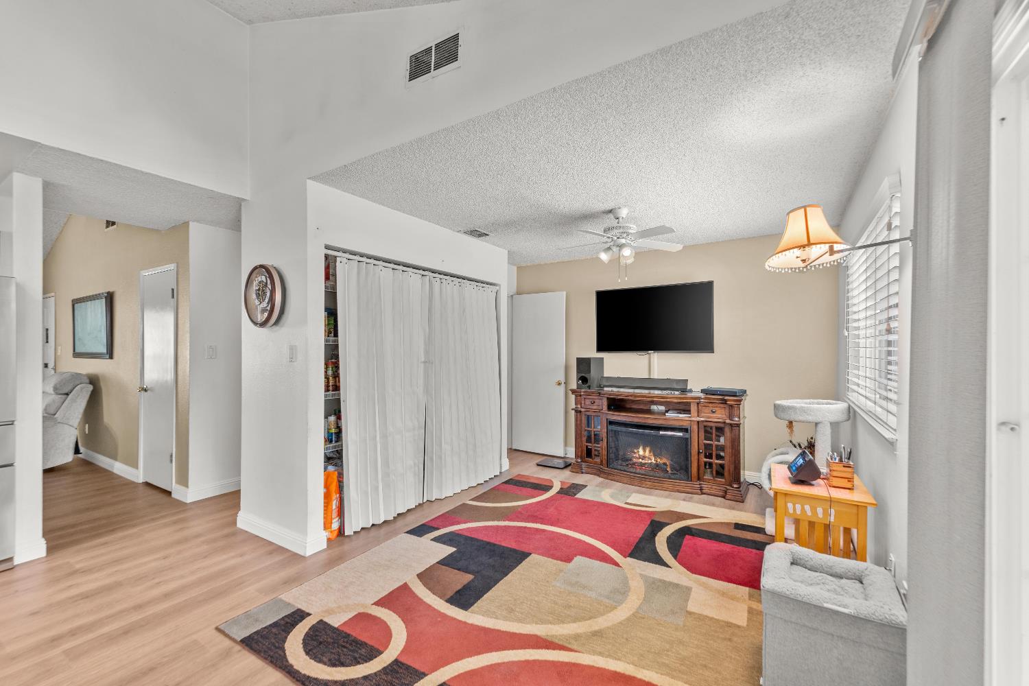 Detail Gallery Image 12 of 39 For 8852 Salmon Falls Dr, Sacramento,  CA 95826 - 3 Beds | 2 Baths