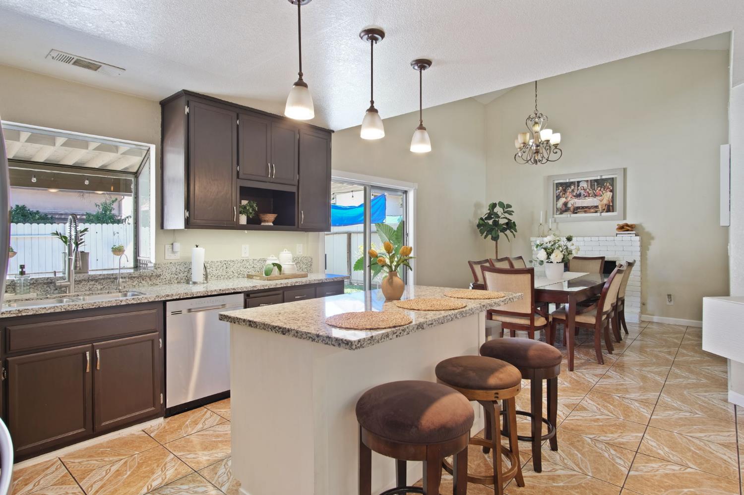 Detail Gallery Image 12 of 39 For 3009 Glen Grove Ct, Ceres,  CA 95307 - 5 Beds | 3 Baths