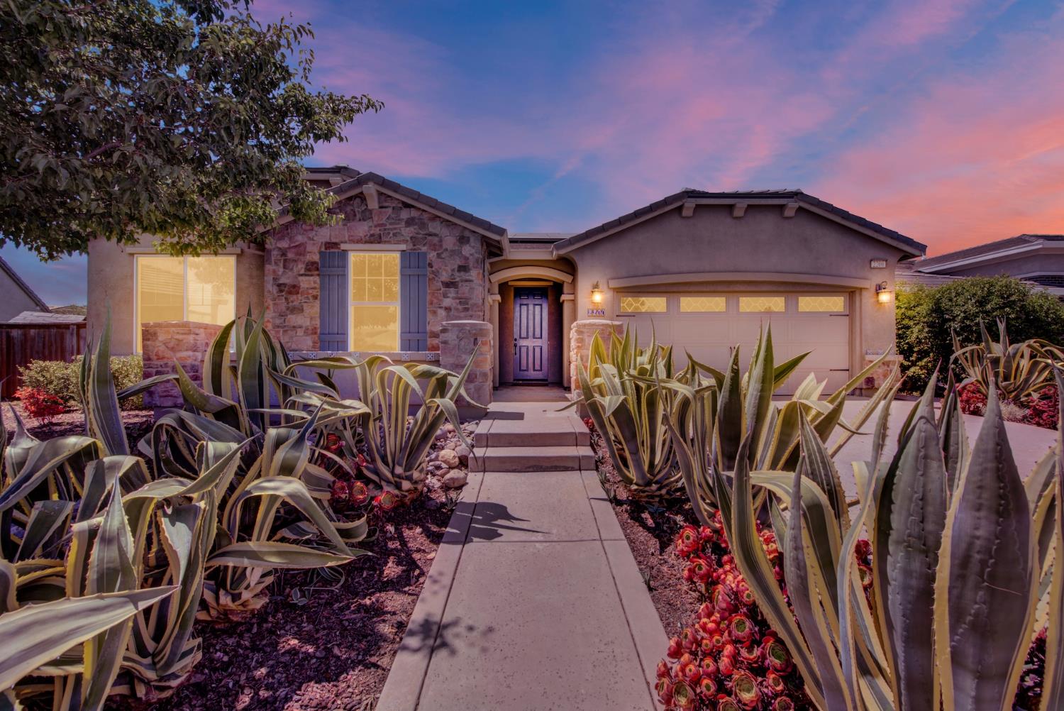 Detail Gallery Image 1 of 72 For 2200 Russell Cir, Woodland,  CA 95776 - 3 Beds | 2/1 Baths