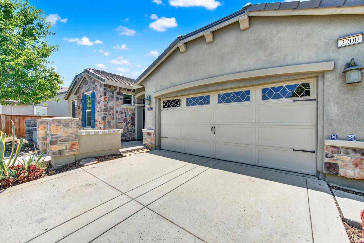 Detail Gallery Image 3 of 72 For 2200 Russell Cir, Woodland,  CA 95776 - 3 Beds | 2/1 Baths