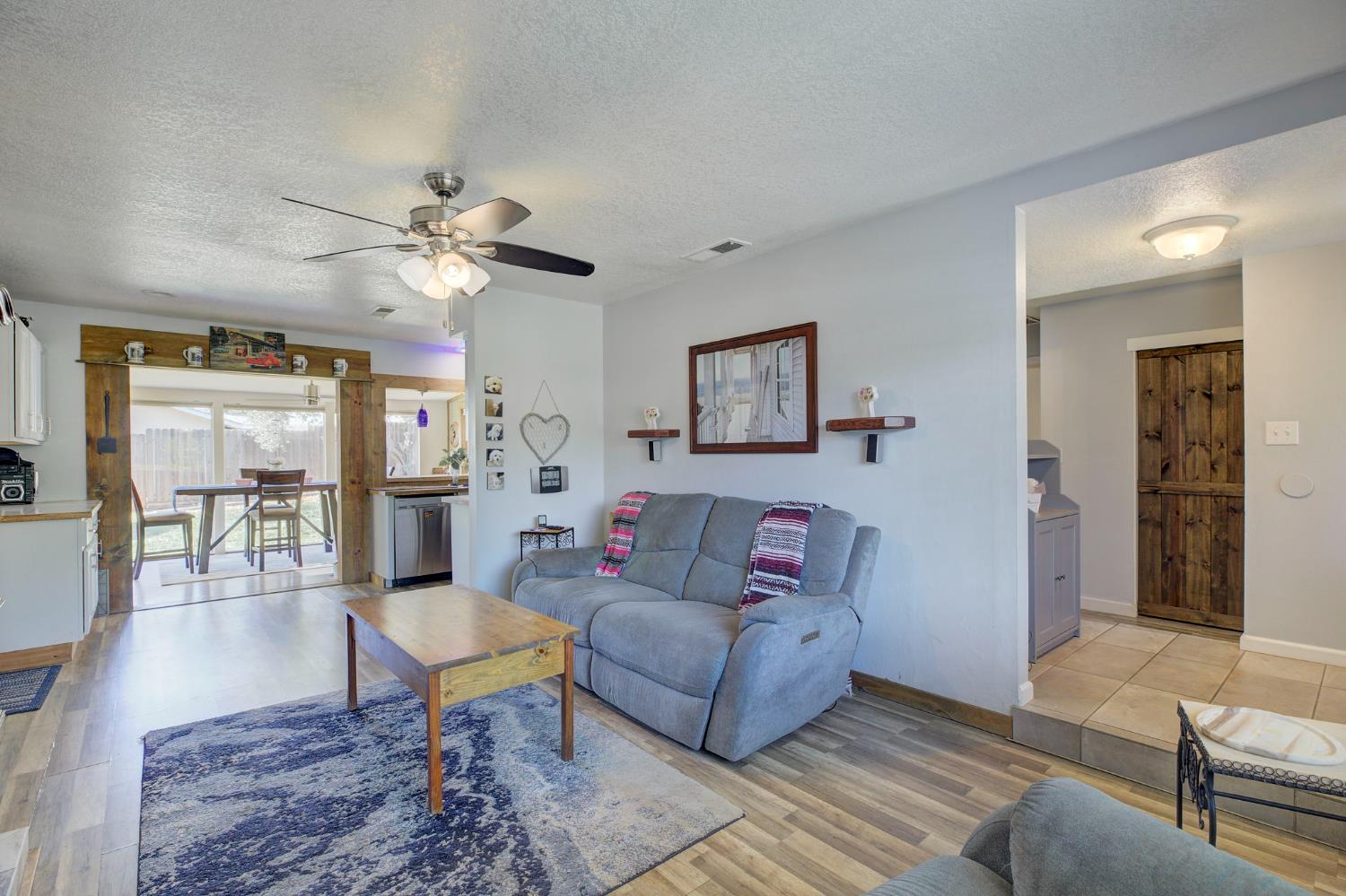 Detail Gallery Image 7 of 29 For 5112 Rabeneck Way, Fair Oaks,  CA 95628 - 3 Beds | 1 Baths